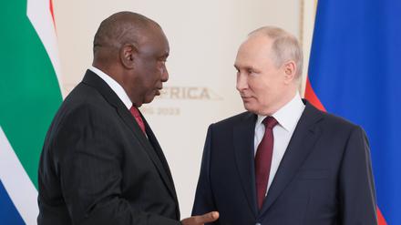 Südafrikas Präsident Cyril Ramaphosa und Wladimir Putin beim Afrika-Gipfel in St. Petersburg am 29. Juli 2023.