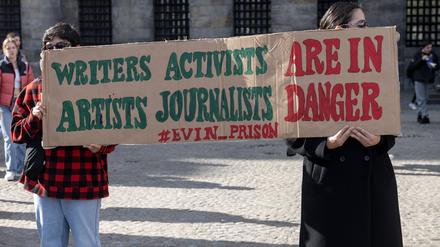 Demonstrierende in Solidarität mit den regimekritischen Protesten im Iran in Amsterdam machen im November 2022 auch auf die Gefahr für Journalist:innen aufmerksam.