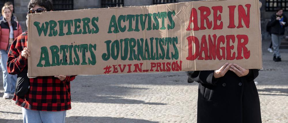 Demonstrierende in Solidarität mit den regimekritischen Protesten im Iran in Amsterdam machen im November 2022 auch auf die Gefahr für Journalist:innen aufmerksam.