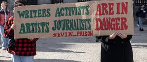 Demonstrierende in Solidarität mit den regimekritischen Protesten im Iran in Amsterdam machen im November 2022 auch auf die Gefahr für Journalist:innen aufmerksam.