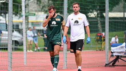 Lucas Tousart verlässt mit Mannschaftsarzt Marvin Minkus das Spielfeld.
