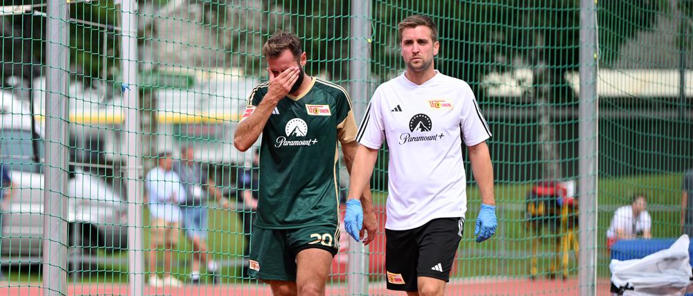 Lucas Tousart verlässt mit Mannschaftsarzt Marvin Minkus das Spielfeld.