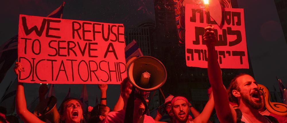 29.07.2023, Israel, Tel Aviv: Demonstranten nehmen an einem Protest gegen die Justizreform teil. Nach der Verabschiedung zentraler Elemente der umstrittenen Justizreform haben wieder Tausende Israelis gegen die rechts-religiöse Regierung protestiert. 