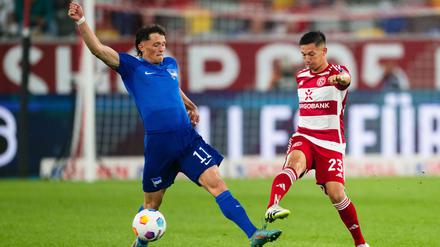 Düsseldorfs Shinta Appelkamp (r.) und Herthas Fabian Reese im Duell, das sinnbildlich für das hart umkämpfte Spiel stand. 