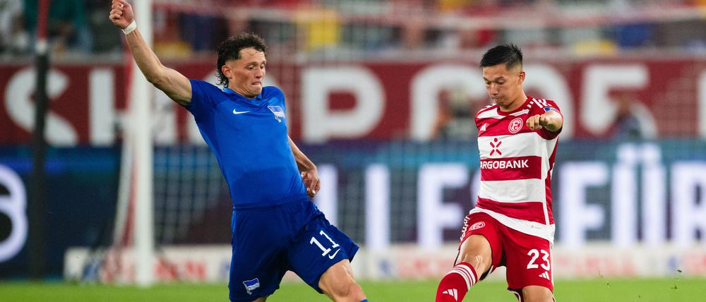 Düsseldorfs Shinta Appelkamp (r.) und Herthas Fabian Reese im Duell, das sinnbildlich für das hart umkämpfte Spiel stand.