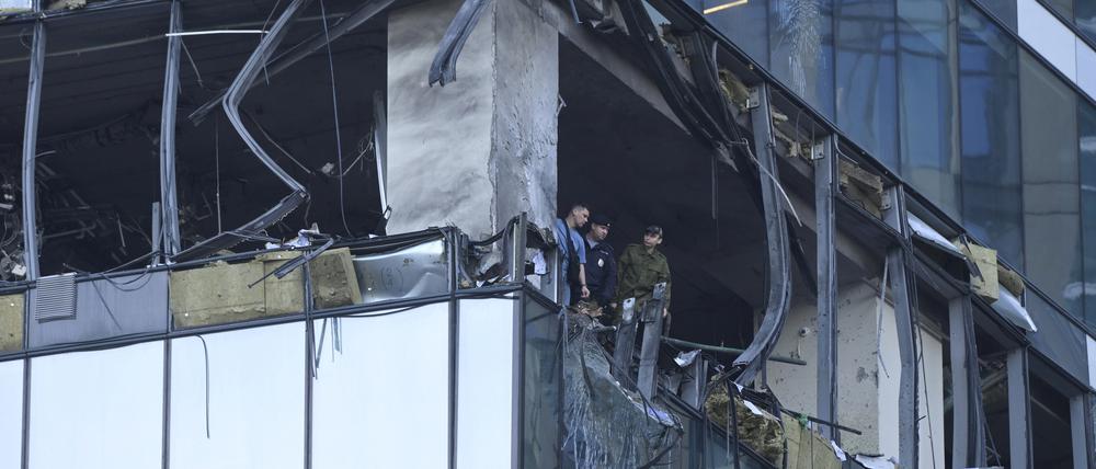 Ermittler untersuchen einen beschädigten Wolkenkratzer im Geschäftsviertel «Moscow City» nach einem Drohnenangriff in Moskau.