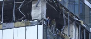 Ermittler untersuchen einen beschädigten Wolkenkratzer im Geschäftsviertel «Moscow City» nach einem Drohnenangriff in Moskau.