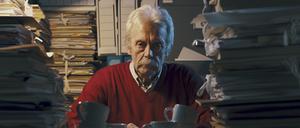 Älterer Mann in seinem Büro. 