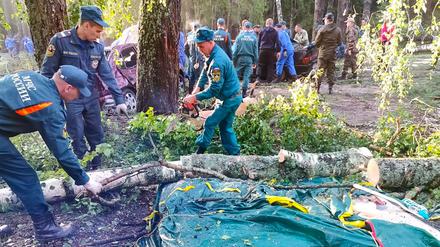 Rettungskräfte arbeiten auf dem Campingplatz in der russischen Teilrepublik Mari El.