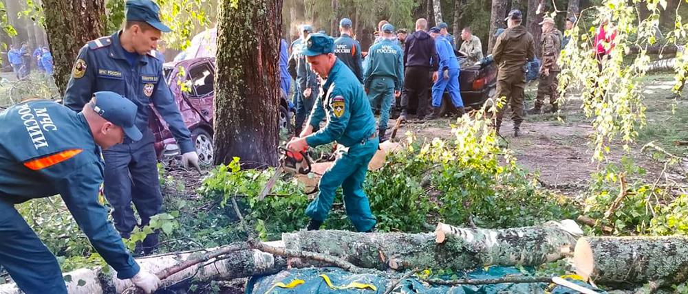 Rettungskräfte arbeiten auf dem Campingplatz in der russischen Teilrepublik Mari El.