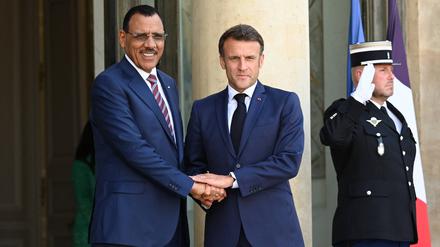 Frankreichs Präsident Emmanuel Macron und der nigrische Präsident Mohamed Bazoum