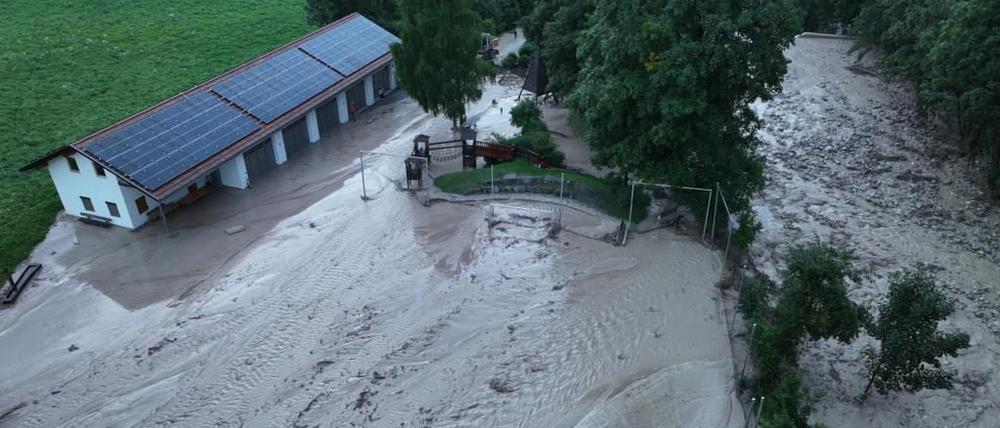 Schlamm und Wasser schieben sich durch das obere Pustertal in Sütdirol. 