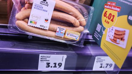 Penny sorgt ab Montag für einen Preisschock der eigenen Art. Für neun Produkte kassiert das Unternehmen „wahre Preise“. Dabei werden auch verdeckte Kosten, etwa für Umweltverschmutzung bei der Produktion, berücksichtigt.