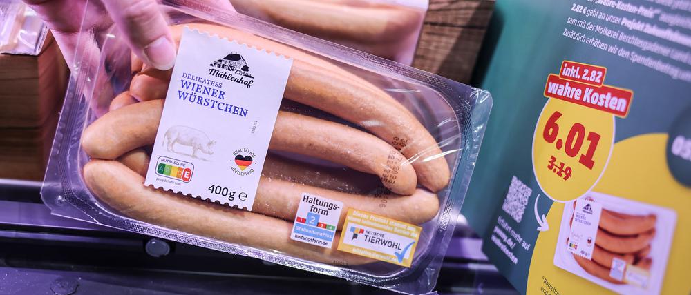 Penny sorgt ab Montag für einen Preisschock der eigenen Art. Für neun Produkte kassiert das Unternehmen „wahre Preise“. Dabei werden auch verdeckte Kosten, etwa für Umweltverschmutzung bei der Produktion, berücksichtigt.