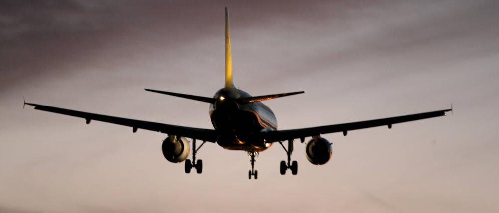 Ein Flugzeug hebt ab. (Symbolbild)