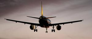 Ein Flugzeug hebt ab. (Symbolbild)