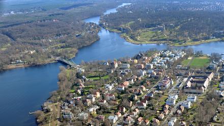 Potsdams Berliner Vorstadt mit Glienicker Brücke,  rechts unten der Heilige See, links der Jungfernsee, oben der Tiefe See (r.) und der Griebnitzsee (m.)
