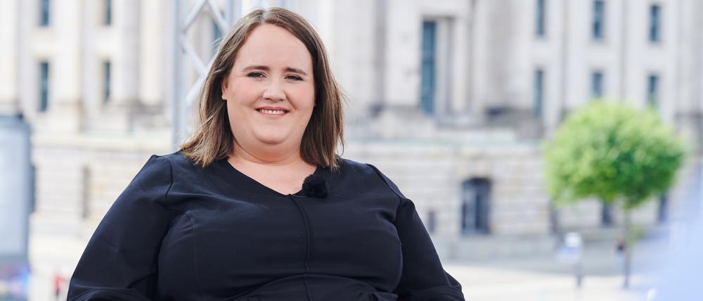 Ricarda Lang (Grüne), Bundesvorsitzende ihrer Partei, sitzt zum ARD-Sommerinterview auf der Terrasse des Marie-Elisabeth-Lüders-Hauses.