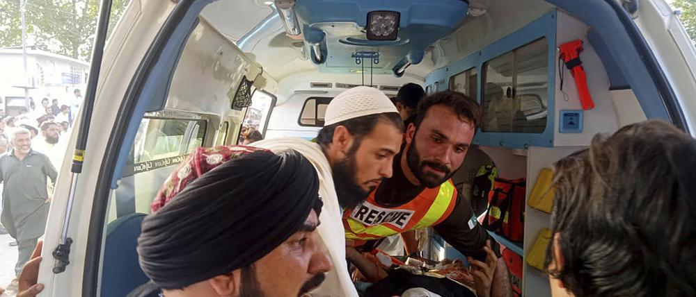 Auf diesem von der Rettungsleitstelle zur Verfügung gestellten Foto tragen Rettungskräfte einen Verwundeten nach einer Bombenexplosion zu einem Rettungswagen. In Pakistan ist die Opferzahl nach einer Bombenexplosion auf mindestens 30 angestiegen.