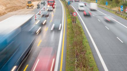Autos und Lkw fahren auf der Autobahn A10 an der Anschlussstelle Birkenwerder vorbei.
