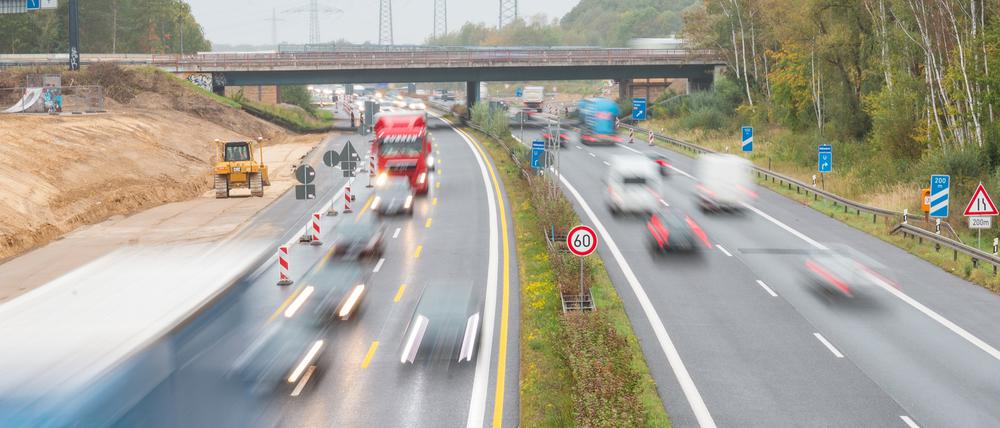 Autos und LKW fahren auf der Autobahn A10 an der Anschlussstelle Birkenwerder vorbei.