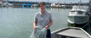 Berufsfischerin Elke Dilger vom Bodensee steht am Hafen in Uhldingen.