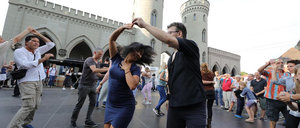 Bei der „Genussstadt - Stadt der Sinne“ wurde am Nauener Tor bis spät in die Nacht Salsa getanzt.