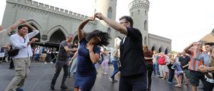 Bei der „Genussstadt - Stadt der Sinne“ wurde am Nauener Tor bis spät in die Nacht Salsa getanzt.