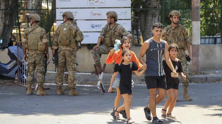 30.07.2023, Libanon, Sidon: Palästinensische Bewohner fliehen aus ihrem Haus, nachdem es zu Kämpfen im palästinensischen Flüchtlingslager Ain al-Hilwah gekommen ist. 