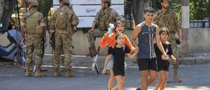 30.07.2023, Libanon, Sidon: Palästinensische Bewohner fliehen aus ihrem Haus, nachdem es zu Kämpfen im palästinensischen Flüchtlingslager Ain al-Hilwah gekommen ist. 