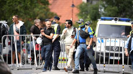 Salwan Momika, der eine Koranausgabe und die irakische Flagge verbrennen wollte, wird am 20. Juli in Stockholm von Polizisten abgeführt.