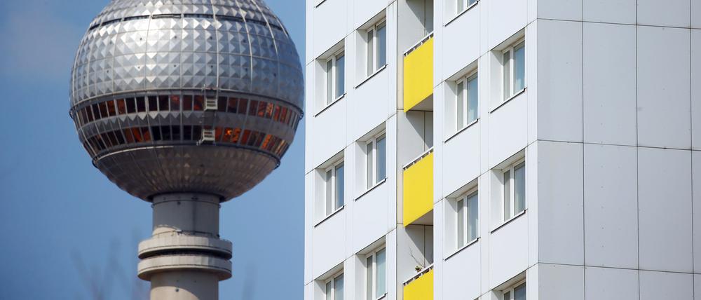 Ein Mehrparteien-Mietshaus nahe des Alexanderplatzes und Fernsehturms im Bezirk Mitte.