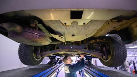 Der Anteil durchgefallener Autos bei der regelmäßigen Hauptuntersuchung ist vergangenes Jahr leicht gesunken.