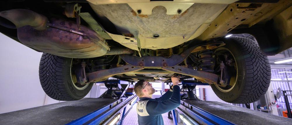 Der Anteil durchgefallener Autos bei der regelmäßigen Hauptuntersuchung ist vergangenes Jahr leicht gesunken.