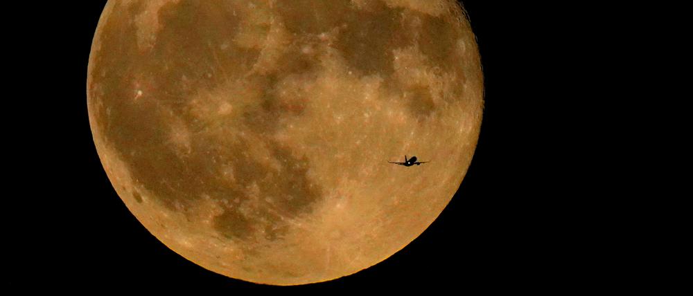 Im Juli war bereits ein Supermond in den USA zu sehen, hier über dem Michigansee. Im August ist dieses Naturschauspiel auch zweimal von Deutschland aus zu beobachten.