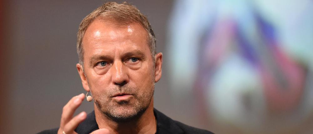 Bundestrainer Hansi Flick hat mit deutlichen Worten auf die zuletzt schwachen Leistungen der Fußball-Nationalmannschaft reagiert (Archivbild).