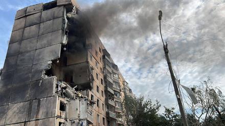 Von einer russischen Rakete getroffenes Wohnhaus im ukrainischen Krywyj Rih.