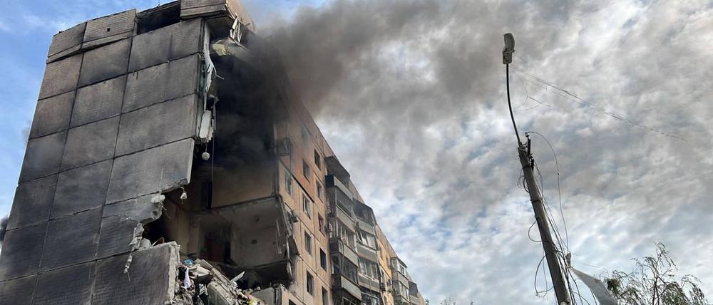 Von einer russischen Rakete getroffenes Wohnhaus im ukrainischen Krywyj Rih.