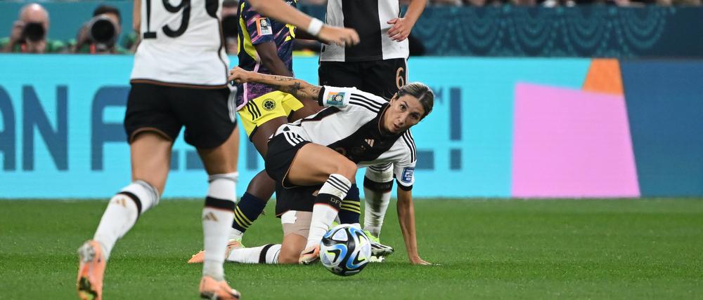 Deutschlands Klara Bühl (l), steht vor Kolumbiens Linda Caicedo (m) sowie Deutschlands Lena Oberdorf (r) und Deutschlands Sara Doorsoun (unten) beim zweiten Vorrundenspiel gegen Kolumbien: Sara Doorsoun fällt nach einer Oberschenkelverletzung gegen Südkorea aus.