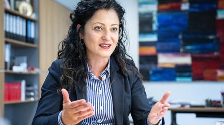 Cansel Kiziltepe (SPD), Berliner Senatorin für Arbeit, Soziales, Gleichstellung, Integration, Vielfalt und Antidiskriminierung, im Gespräch.