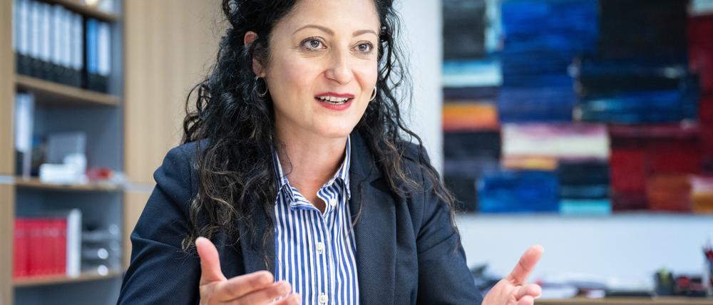 Cansel Kiziltepe (SPD), Berliner Senatorin für Arbeit, Soziales, Gleichstellung, Integration, Vielfalt und Antidiskriminierung, im Gespräch.