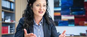 Cansel Kiziltepe (SPD), Berliner Senatorin für Arbeit, Soziales, Gleichstellung, Integration, Vielfalt und Antidiskriminierung, im Gespräch.