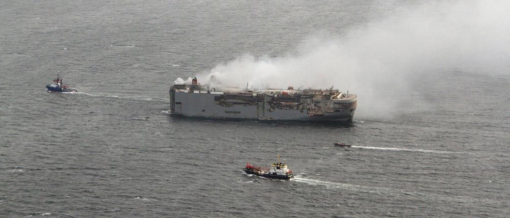 Niederländische Rettungskräfte haben damit begonnen, das brennende Frachtschiff vor der niederländischen Küste abzuschleppen.