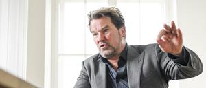 PRODUKTION - 26.07.2023, Berlin: Dirk Stettner (CDU), Fraktionsvorsitzender im Berliner Abgeordnetenhaus, spricht bei einem dpa-Interview in seinem Büro. Stettner hat sich für konsequentes Vorgehen gegen Gewalt in Freibädern ausgesprochen. (zu dpa «Gewalt in Freibädern - CDU-Fraktionschef fordert Gefährderliste») Foto: Jens Kalaene/dpa +++ dpa-Bildfunk +++