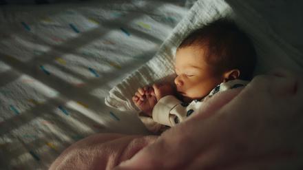 Familienbett oder Selbstregulation? Einschlaftipps für Babys sind noch immer ein Streitthema.