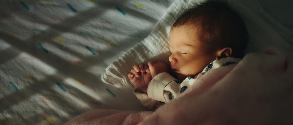 Familienbett oder Selbstregulation? Einschlaftipps für Babys sind noch immer ein Streitthema.