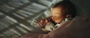 Familienbett oder Selbstregulation? Einschlaftipps für Babys sind noch immer ein Streitthema.