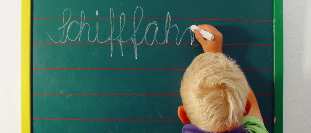 So wie man es spricht. Die Rechtschreibung sollte lautorientierter, systematischer und dadurch leichter lernbar werden.