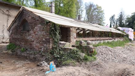 Die Hofgärtnerei mit den alten Gewächshäusern unterhalb der Maulbeerallee  erhält derzeit einen Neubau.