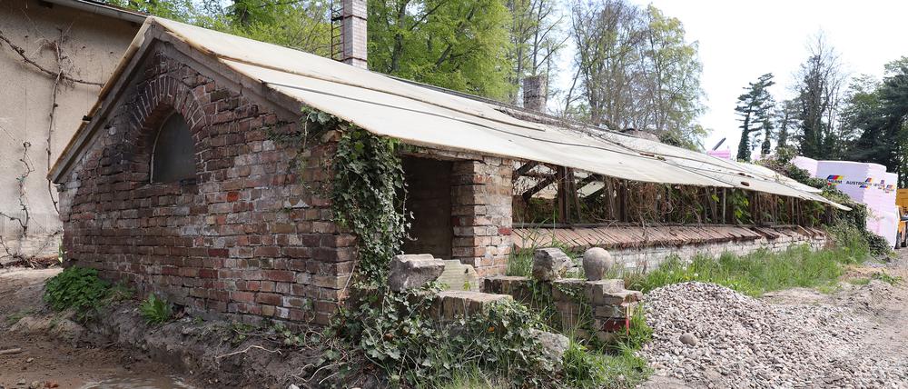 Die Hofgärtnerei mit den alten Gewächshäusern unterhalb der Maulbeerallee erhält derzeit einen Neubau.